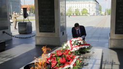 Premier Mateusz Morawiecki składa wieniec przed Grobem Nieznanego Żołnierza w Warszawie podczas obchodów 75. rocznicy zakończenia II wojny światowej. 08.05.2020. Fot. PAP/P. Supernak