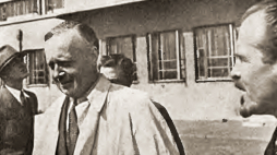 Joachim von Ribbentrop na lotnisku w Moskwie w sierpniu 1939 r. Źródło: Wikipedia Commons