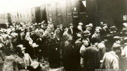 Więźniowie z pierwszego transportu Polaków do KL Auschwitz na dworcu kolejowym w Tarnowie. Fot. Państwowe Muzeum Auschwitz-Birkenau