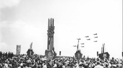 Obchody 550. rocznicy bitwy pod Grunwaldem na Polach Grunwaldzkich: defilada lotnicza. 1960 r. Fot. PAP/CAF/S. Dąbrowiecki
