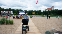 Wilno, Litwa, 23.06.2020. Plaża w centrum Wilna, obok muzeum KGB. PAP/V. Doveiko