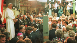 Papież Jan Paweł II wygłasza przemówienie do włókniarek podczas spotkania w Łódzkich Zakładach Przemysłu Bawełnianego Uniontex. 13.06.1987. Fot. PAP/W. Kryński