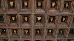 Zamek Królewski na Wawelu – głowy na stropie Sali Poselskiej. Fot. PAP/J. Bednarczyk