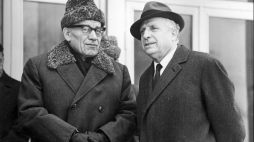 I sekretarz KC PZPR Władysław Gomułka (L) i marszałek Marian Spychalski (P) przed odlotem do Moskwy. Warszawa, 12.1965. Fot. PAP/CAF/S. Dąbrowiecki