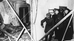 Adolf Hitler i Benito Mussolini w bunkrze w Wilczym Szańcu zniszczonym podczas zamachu z 20.07.1944. Źródło: Wikimedia Commons. Fot. Bundesarchiv