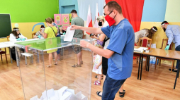 Wybory prezydenckie 2020: głosowanie w lokalu Obwodowej Komisji Wyborczej nr 10 we Wrocławiu. Fot. PAP/M. Kulczyński