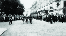 Warszawa, plac Saski, 18 lipca 1920 r. Ochotnicy przed wyruszeniem na front. Źródło: W. Rokosz/Centralne Archiwum Wojskowe WBH