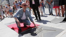 Tomasz Bagiński odsłonił swoją gwiazdę w Łódzkiej Alei Gwiazd. Fot. PAP/R. Zawistowski