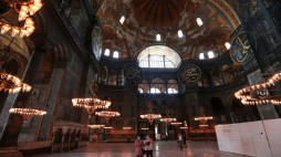 Stambuł 02.07.2020. Turyści zwiedzają Muzeum Hagia Sophia. Fot. PAP/EPA