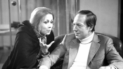 Ewa Milde (Hester Salomon, sędzia) i Jerzy Kamas (Martin Dysart, psychiatra) w sztuce „Equus” Teatru Ateneum w Warszawie. 1979 r. Fot. NAC 