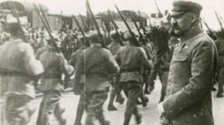 Defilada oddziałów wyruszających na front przed Naczelnym Wodzem Józefem Piłsudskim. 04.1920. Warszawa