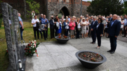 Marszałek Sejmu Elżbieta Witek (C-P) składa kwiaty przy pomniku upamiętniającym ofiary katastrofy smoleńskiej. Stargard, 05.07.2020. Fot. PAP/M. Bielecki