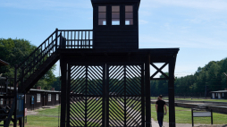 Główna brama, zwana „Bramą śmierci” do byłego obozu koncentracyjnego KL Stutthof. Fot. PAP/A. Warżawa