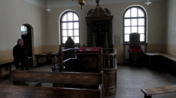 Oświęcim, 13.02.2013. Zabytkowa synagoga Chewra Lomdej Misznajot w Oświęcimiu. PAP/J. Bednarczyk