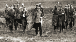 1920 r. Wojna polsko-bolszewicka. Józef Piłsudski ze swoim sztabem. Źródło: Wikipedia Commons