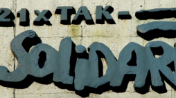 Gdańsk. Fragment tablicy z listą dwudziestu jeden postulatów Solidarności z sierpnia 1980 roku. Tablica jest umieszczona na obelisku przed Bramą nr 2 Stoczni Gdańsk SA na Placu Solidarności. Fot. PAP/M. Angiel 