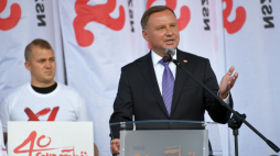 Prezydent Andrzej Duda (P) przemawia na placu Solidarności. Fot. PAP/A. Warżawa