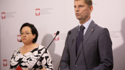 Minister edukacji narodowej Dariusz Piontkowski (P) i zastępca głównego inspektora sanitarnego Izabela Kucharska (L) podczas konferencji prasowej w MEN. Fot. PAP/L. Szymański