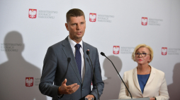 Minister edukacji narodowej Dariusz Piontkowski (L), sekretarz stanu w Ministerstwie Edukacji Narodowej Marzena Machałek (P) podczas konferencji prasowej. Fot. PAP/M. Obara