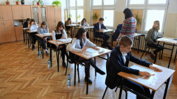 Lublin, 15.04.2019. Uczniowie szkoły nr 18 im. Macieja Rataja w Lublinie przed rozpoczeciem egzaminu. Fot. W. Pacewicz