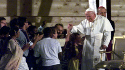 Papież Jan Paweł II wita się z pielgrzymami przybyłymi do miasteczka uniwersyteckiego w Tor Vergata pod Rzymem na Światowe Dni Młodzieży. 20.08.2000. Fot. PAP/EPA