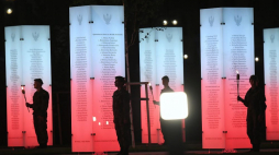 Uroczystość odsłonięcia pamiątkowych tablic z nazwiskami osób, które ratowały Żydów w trakcie II wojny światowej w nowo otwartym Parku Pamięci Narodowej „Zachowali się jak trzeba” w Toruniu. Fot. PAP/T. Żmijewski