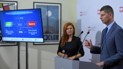 Minister edukacji narodowej Dariusz Piontkowski (P) i rzecznik MEN Anna Ostrowska (L) podczas konferencji prasowej. Warszawa, 27.08.2020. Fot. PAP/R. Pietruszka