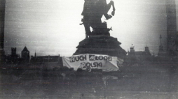 Manifestacja RMP przed pomnikiem Jana III Sobieskiego w Gdańsku. 03.05.1980. Źródło: IPN