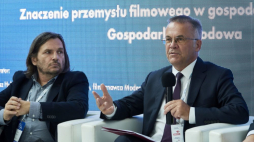 Gdynia, 25.08.2020. Wiceminister kultury i dziedzictwa narodowego Jarosław Sellin (P) i reżyser, dyrektor Festiwalu Filmowego Niepokorni Niezłomni Wyklęci Arkadiusz Gołębiewski (L) podczas sesji 'Znaczenie przemysłu filmowego w gospodarce narodowej' w drugim dniu III edycji Forum Wizja Rozwoju. Fot. PAP/A. Warżawa 