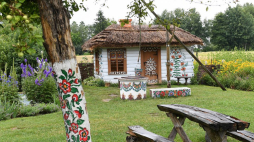 Zalipie – wieś, która słynie z chat malowanych w kolorowe, kwiatowe wzory. 2018 r. Fot. PAP/J. Bednarczyk