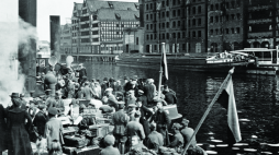 Gdańsk, wrzesień 1920 r. Delegacja polska wyruszająca na negocjacje pokojowe z bolszewikami. Źródło: C.U.F. Biuro Prasowe/Muzeum Wojska Polskiego w Warszawie