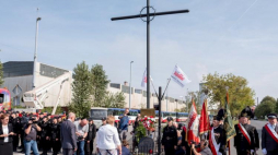 Obchody 37. rocznicy podpisania Porozumienia Katowickiego – uroczystość przed krzyżem na terenie Huty Katowice w Dąbrowie Górniczej. Fot. PAP/A. Grygiel