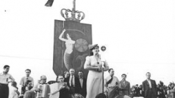 Warszawa 6.8.1939. Koncert plenerowa w stolicy. W Tle herb Warszawy. Fot. NAC