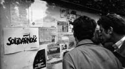 Gdańsk, 31.08.1980 r. Siedemnasty dzień strajku w Stoczni Gdańskiej. W pobliżu zgromadziły się rodziny strajkujących stoczniowców. PAP/CAF/J. Uklejewski