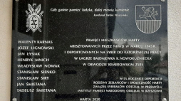 Tablica upamiętniająca mieszkańców Harty aresztowanych przez NKWD i deportowanych na Sybir. Źródło: oddział IPN w Rzeszowie