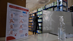 Koronawirus w Polsce: Biblioteka Publiczna przy al. Solidarności na warszawskiej Woli. 05.2020. Fot. PAP/M. Marek