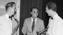 Leopold Tyrmand z muzykami na Festiwalu Jazzowym w Sopocie w 1957 r. Fot. PAP/J. Uklejewski