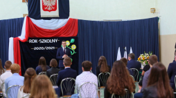 Premier Mateusz Morawiecki przemawia podczas inauguracji roku szkolnego 2002/21 w Szkole Podstawowej w Dalikowie. Fot. PAP/T. Wojtasik