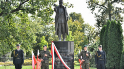 Pomnik marszałka Józefa Piłsudskiego odsłonięto w Polkowicach. Fot. PAP/M. Kulczyński