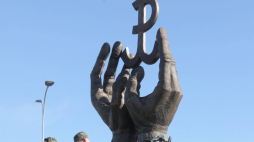 Uroczystość poświęcenia i odsłonięcia Pomnika Ofiar Obławy Augustowskiej z lipca 1945 r. w Sokółce. Fot. PAP/A. Reszko