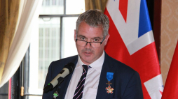 Roger Moorhouse uhonorowany Krzyżem Kawalerskim Orderu Zasługi RP. Źródło: Ambasada RP w Londynie