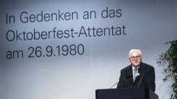 Prezydent Niemiec Frank-Walter Steinmeier podczas uroczystości w 40. rocznicę zamachu na Oktoberfest w Monachium. Fot. PAP/EPA