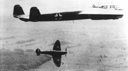 Październik 1940 r. Atak Spitfire z RAF na formację Dornierów podczas Bitwy o Anglię. Źródło: Wikipedia Commons