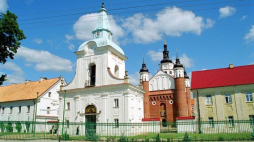 Brama-dzwonnica klasztoru, w tle cerkiew Zwiastowania Przenajświętszej Bogurodzicy. Źródło: Wikimedia Commons
