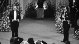Sztokholm, 10.12.1980. Czesław Miłosz (L) podczas ceremonii wręczenia Nagrody Nobla w dziedzinie literatury. Fot. PAP/CAF J. Undro