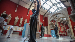 Paryż 2020-09-17. Fragment wystawy „Notre-Dame de Paris, od Victora Hugo do Eugene’a Viollet-le-Duca”. Fot. PAP/EPA