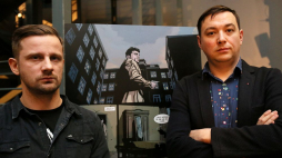 Autorzy serii komiksowej „Bradl”: scenarzysta Tobiasz Piątkowski (P) i rysownik Marek Oleksicki. 2017 r. Fot. PAP/L. Szymański