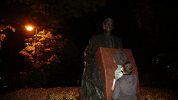 Pomnik Ronalda Reagana w Alejach Ujazdowskich w Warszawie został przez wandali pomazany białą i czarną farbą. Fot. PAP/W. Olkuśnik