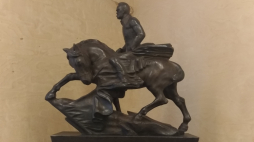 Rzeźba przedstawiająca J. Piłudskiego na koniu autorstwa Mariana Konarskiego. Fot. Muzeum w Sulejówku