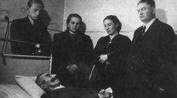 Wincenty Witos na łożu śmierci w szpitalu Ojców Bonifratów w Krakowie, prawdopodobnie w otoczeniu członków rodziny. Kraków, 31 października 1945 r. Źródło: IPN